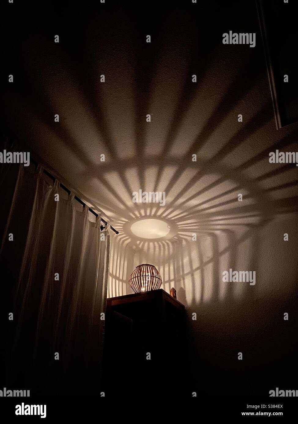 Un gioco di luci e ombre - Immagine stock catturata con smartphone