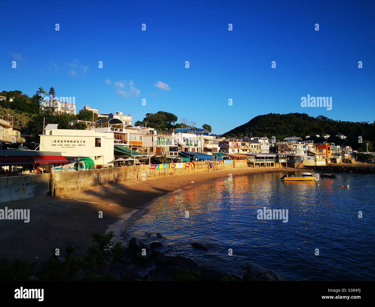 Il lungomare del pittoresco villaggio di Yung Shue Wan sull'isola di Lamma a Hong Kong. Foto Stock