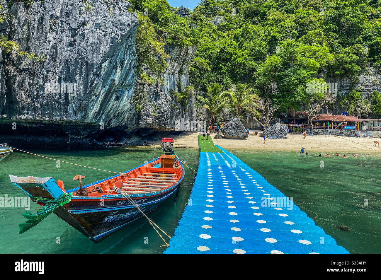 Ponte galleggiante collegato tra la barca e l'isola, Koh Samui è una delle migliori destinazioni turistiche del mondo. Foto Stock
