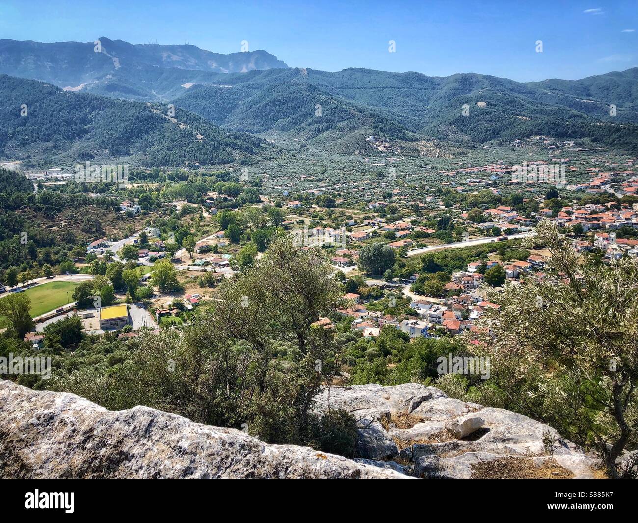 Vista sulle montagne a Limenas, la capitale dell'isola di Thassos. - Immagine stock catturata con smartphone