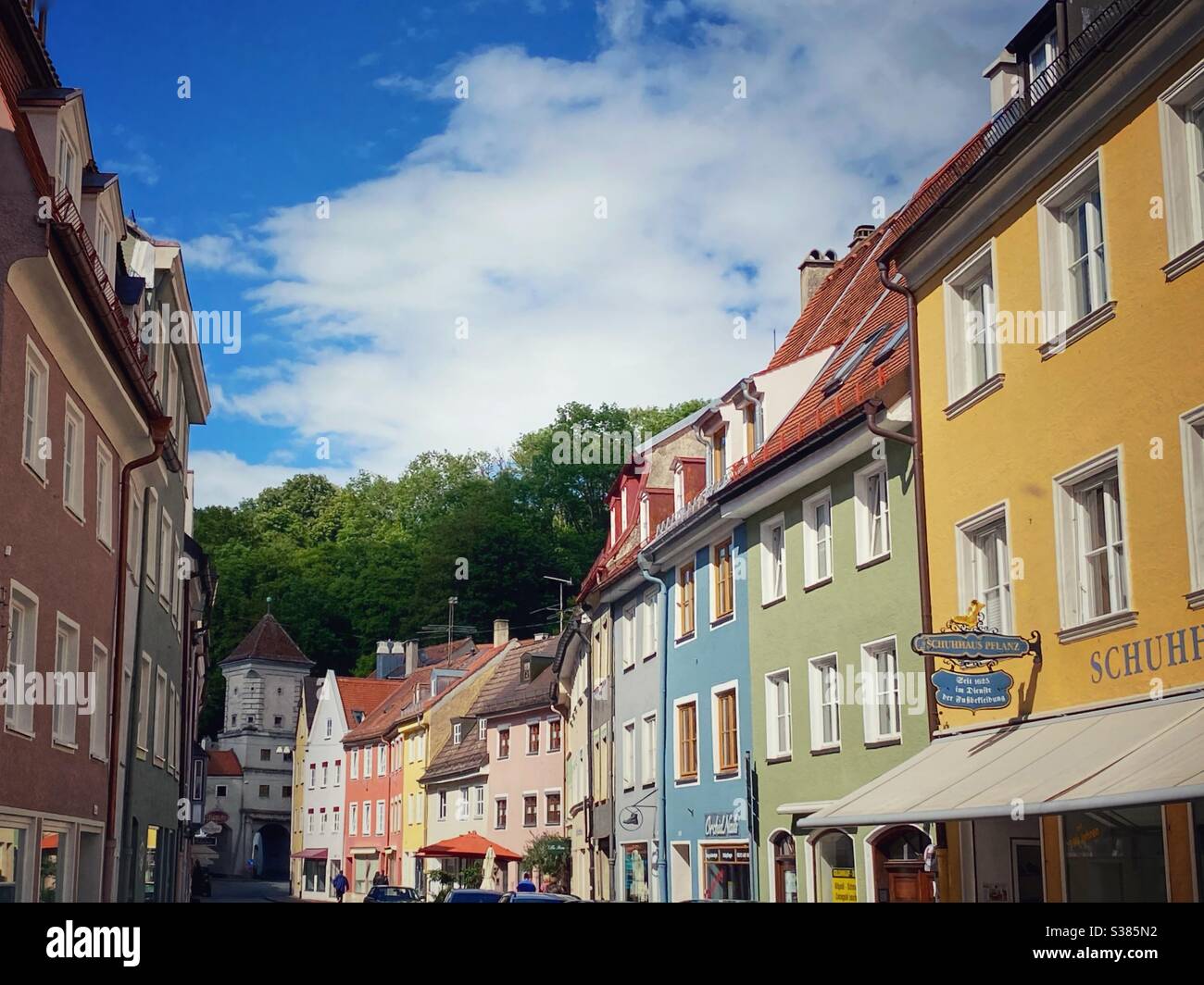 Una strada con case colorate a Landsberg am Lech, Germania del sud. Foto Stock