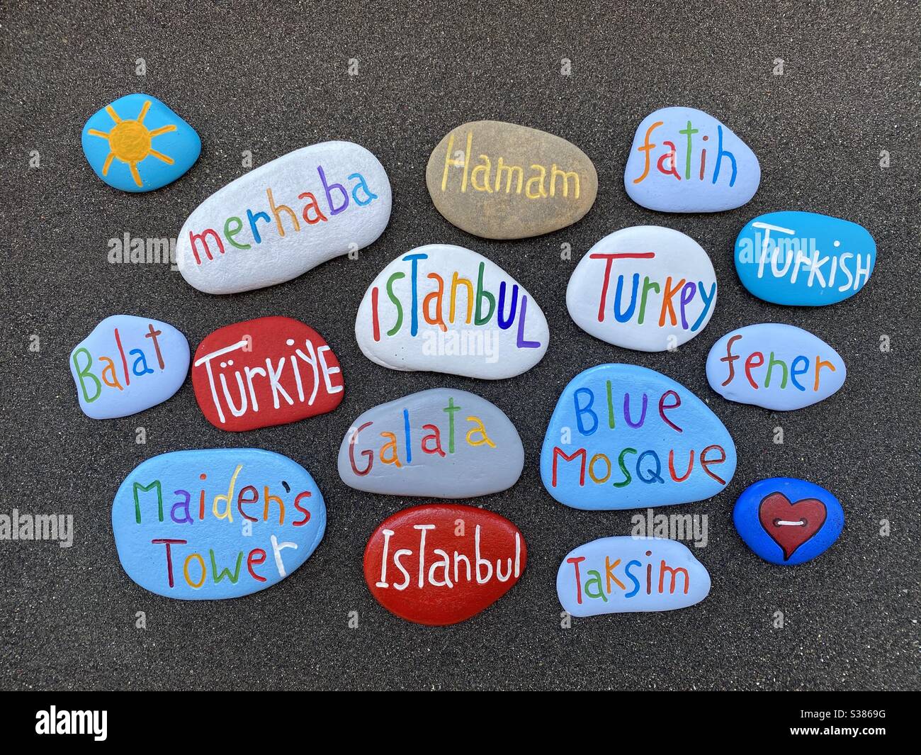 Saluti da Istanbul con un creativo disegno di pietre fatte a mano su sabbia vulcanica nera - Immagine stock catturata con smartphone