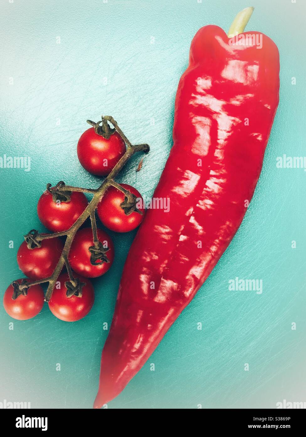 Peperone rosso dolce e pomodori sulla vite - Immagine stock catturata con smartphone