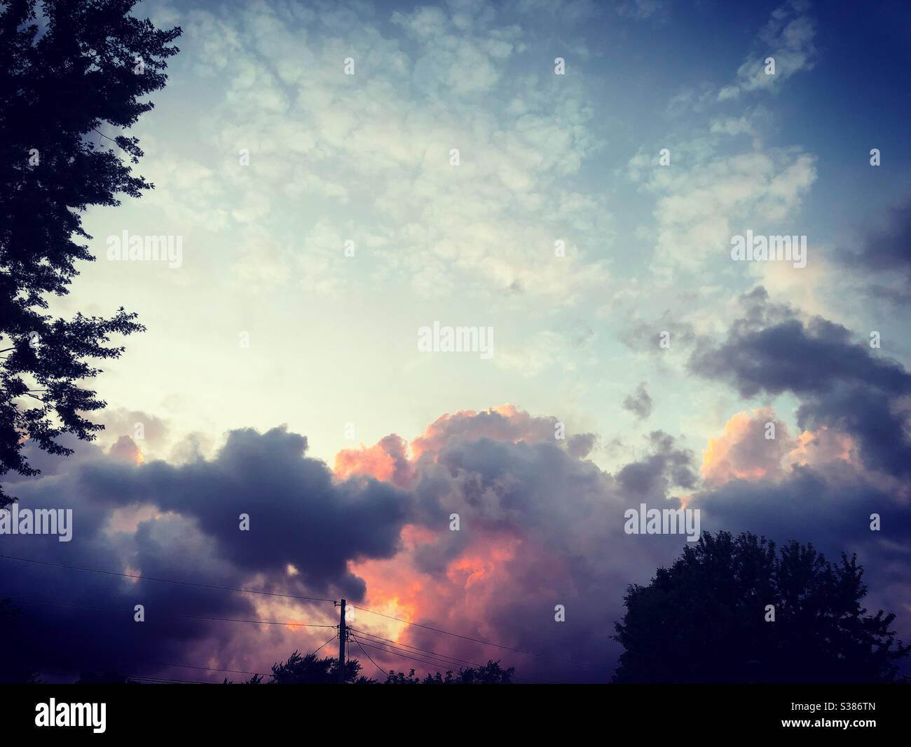 Drammatica nuvole temporalesche al tramonto - Immagine stock catturata con smartphone