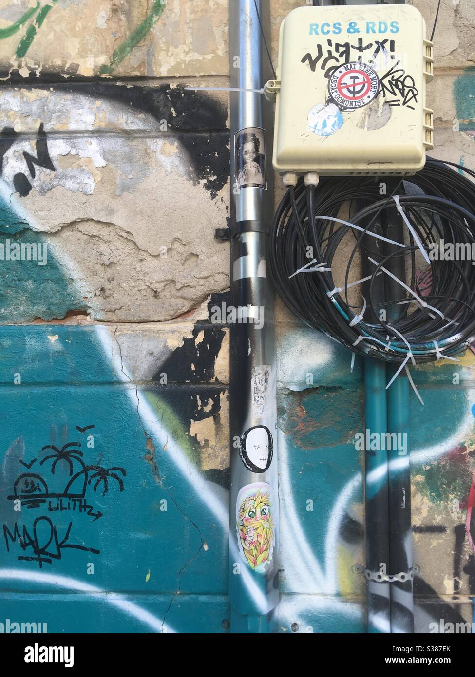 Decadimento urbano / muro dipinto di graffiti / Bucarest, Romania Foto Stock