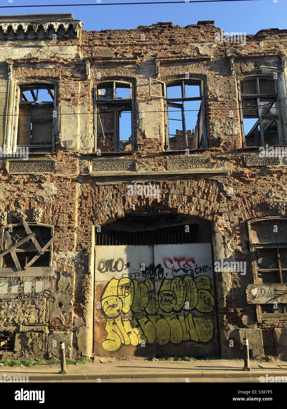 Decadimento urbano / edificio del patrimonio a Bucarest, Romania Foto Stock