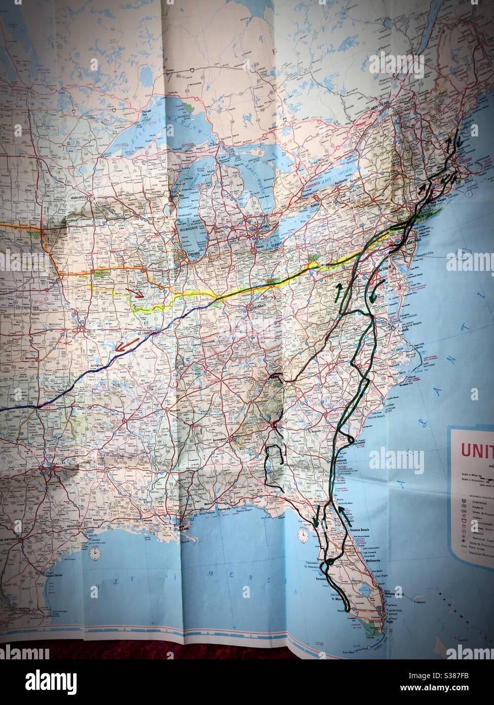 Carta di viaggio in vecchio stile con viaggi segnati lungo la costa orientale degli Stati Uniti, Stati Uniti - Immagine stock catturata con smartphone