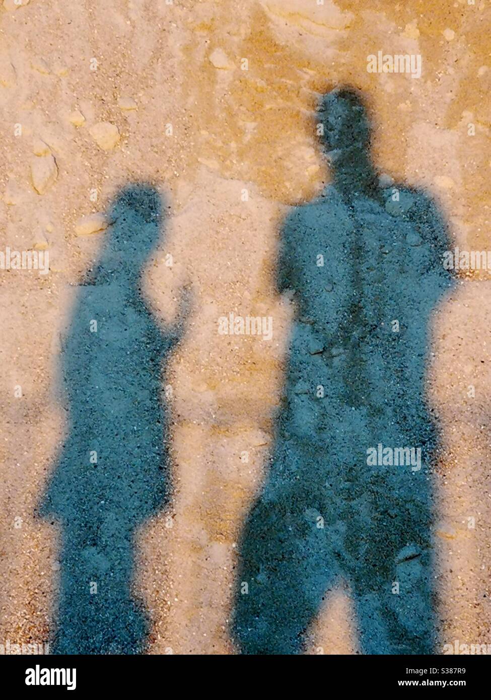 Ombre sulla sabbia. - Immagine stock catturata con smartphone