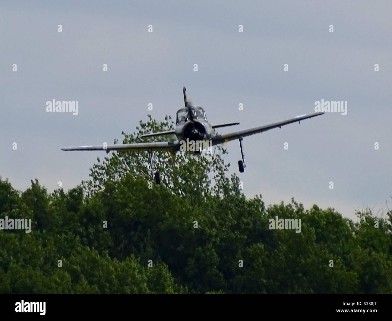 Provost volo molto basso su un campo in Inghilterra Foto Stock