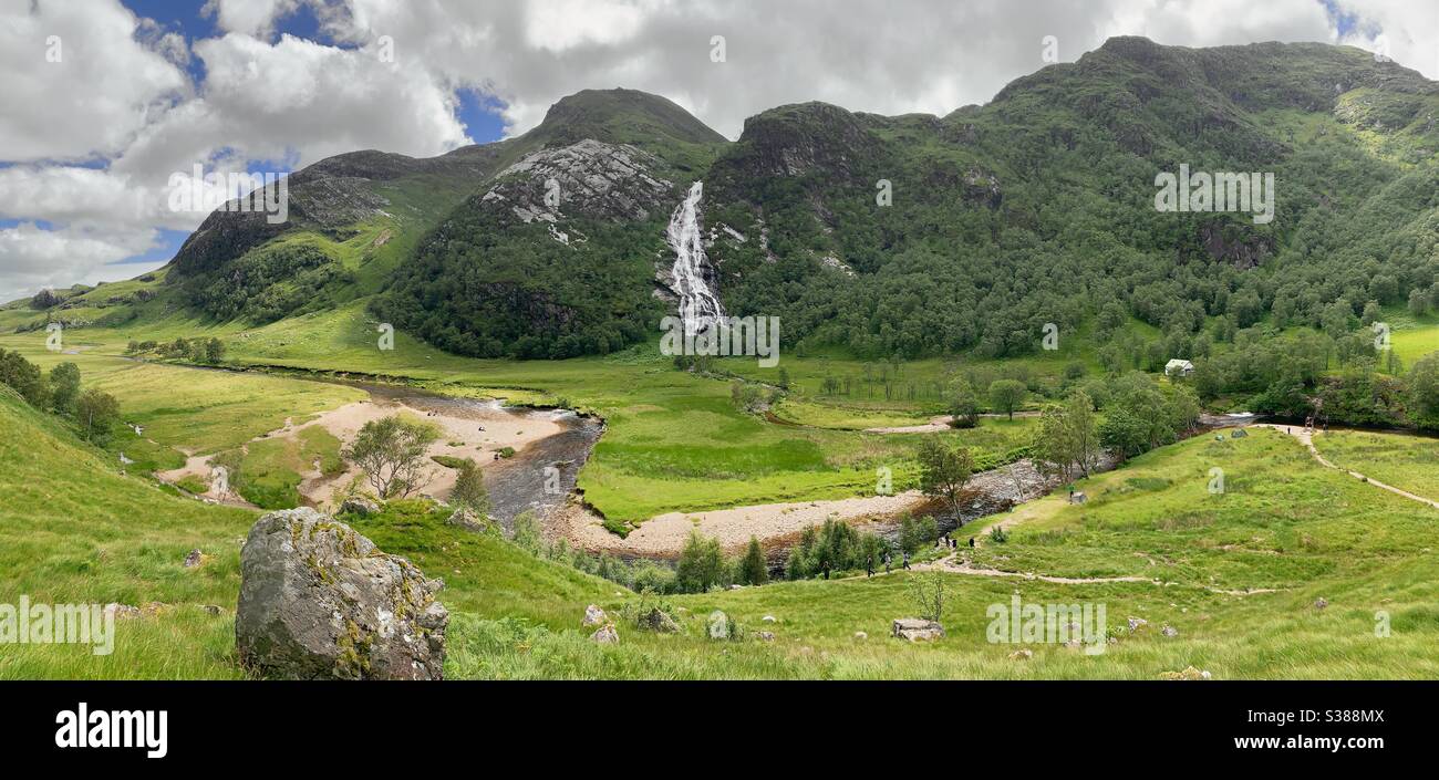 Una vista panoramica delle cascate di Steall a Glen Nevis. Situata nelle Highlands scozzesi occidentali, la cascata è la seconda più alta della Scozia con un salto dritto di 120 metri - Immagine stock catturata con smartphone