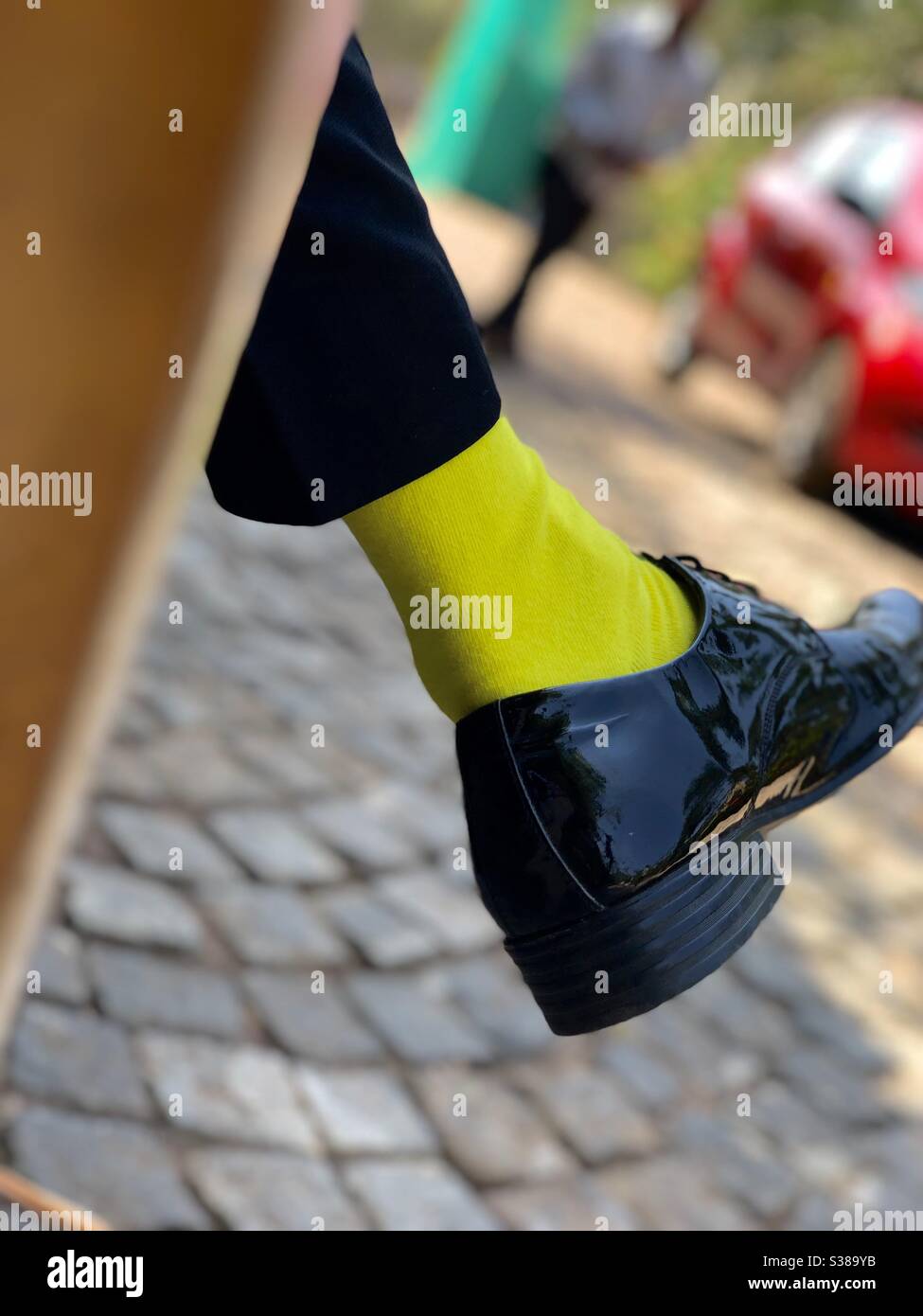 Uomo con calze gialle e scarpe nere Foto stock - Alamy