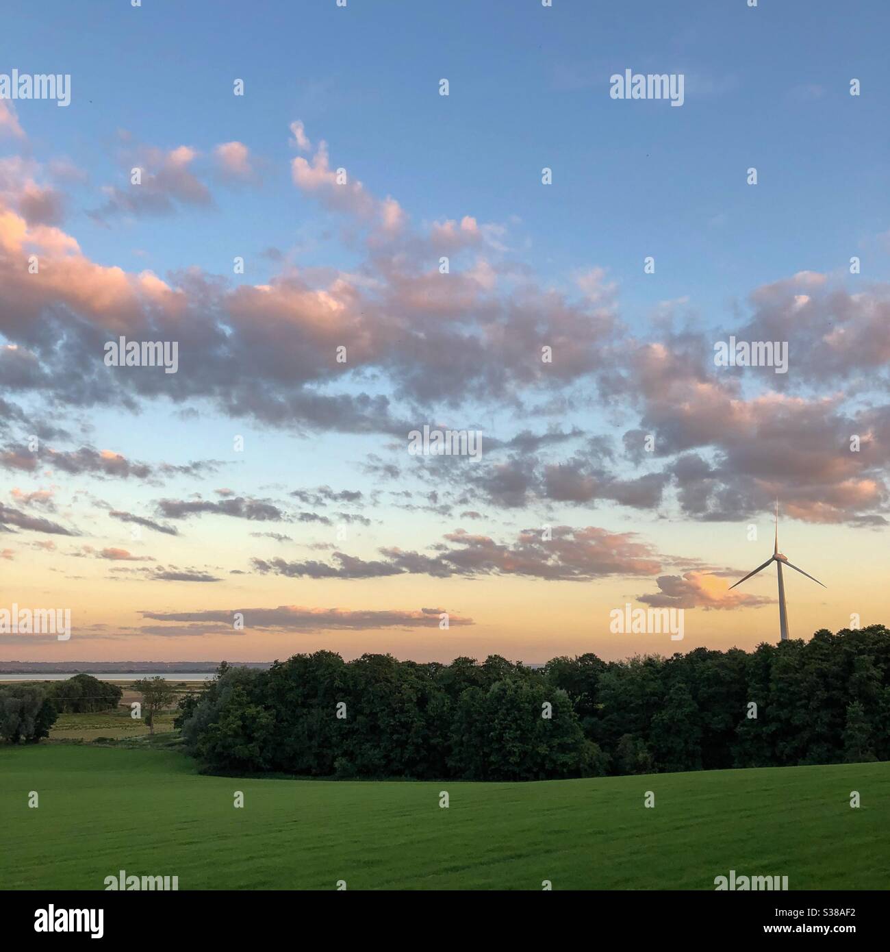 Turbina eolica al tramonto Foto Stock