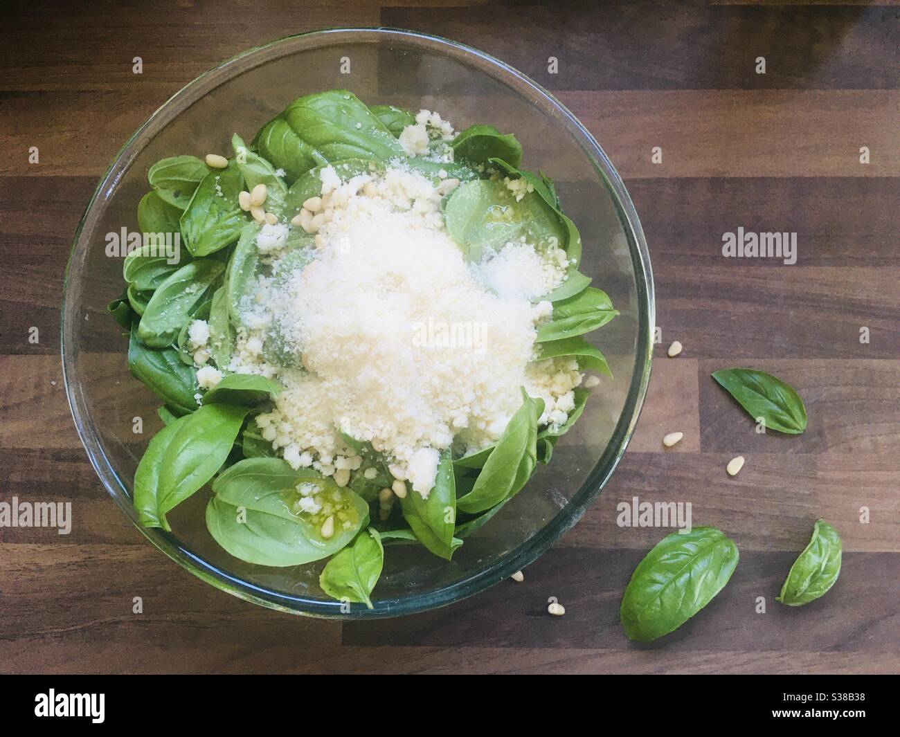 Preparare pesto di basilico fresco; pesto ingredienti in un recipiente di vetro Foto Stock