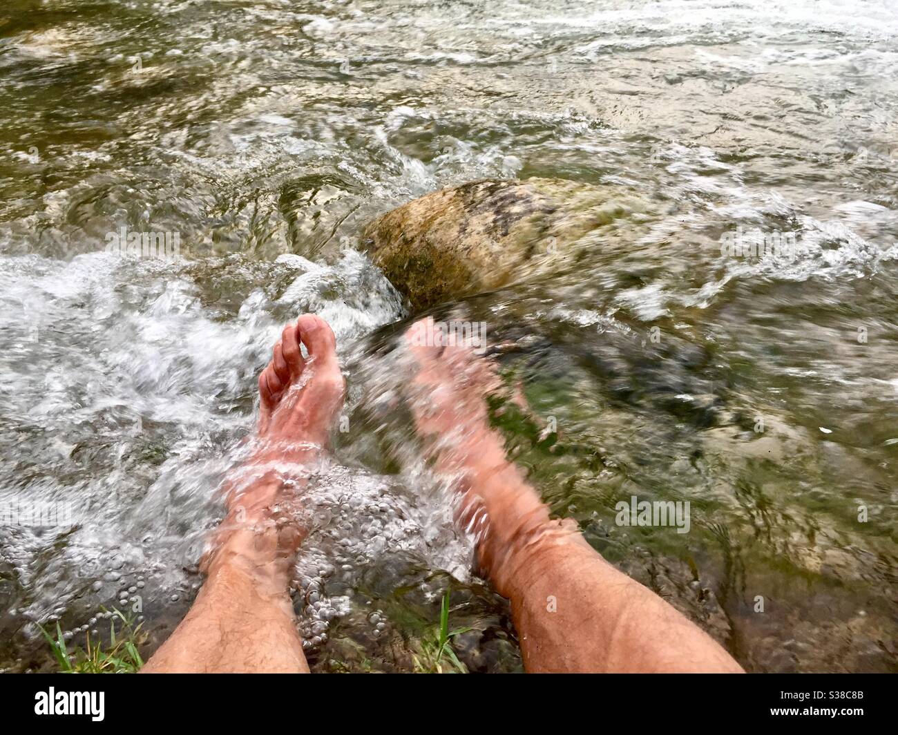 piedi rinfrescando in un fiume Foto Stock