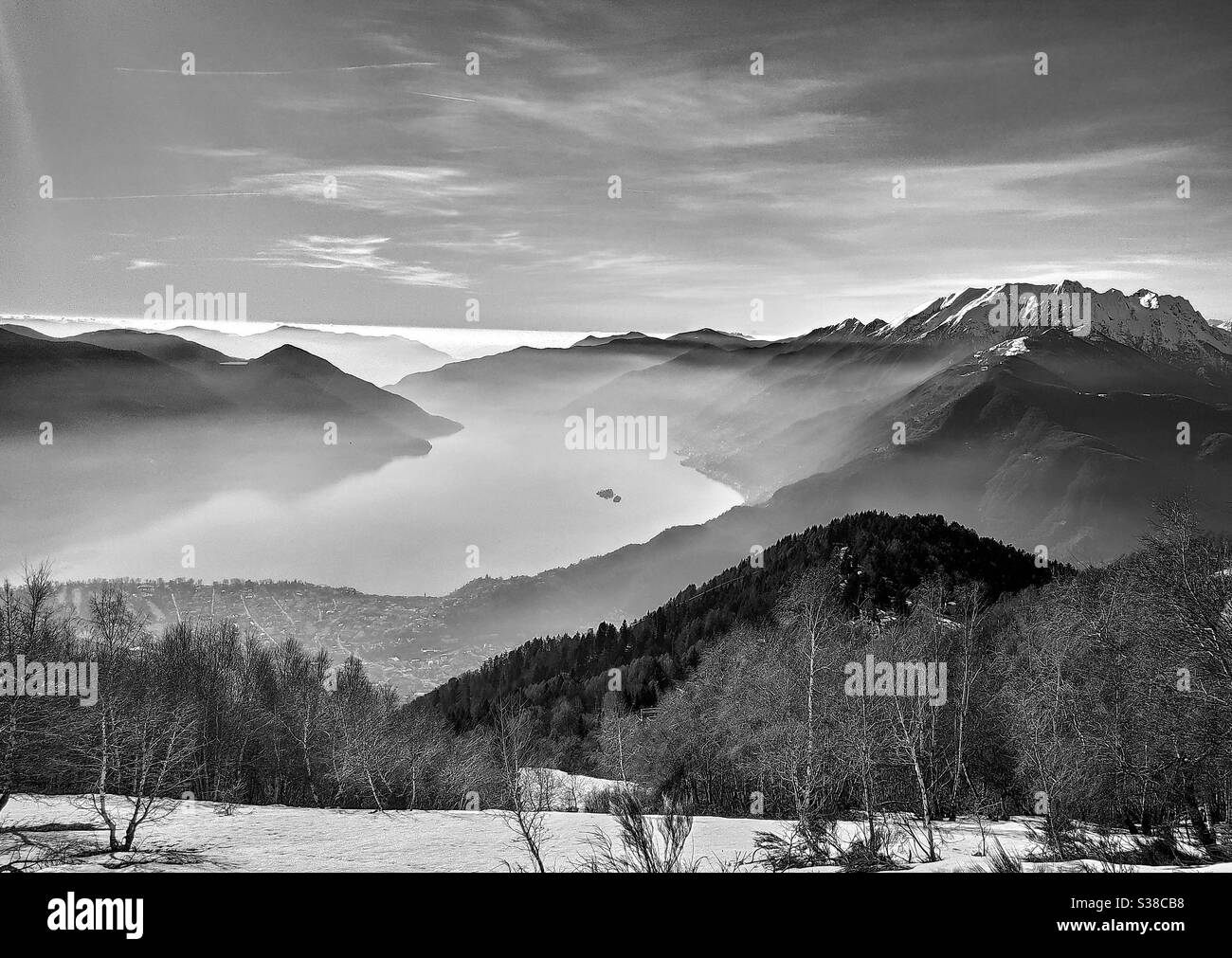 Una vista spettacolare sul lago maggiore e sulle Alpi Lepontine dalla cima della Cardada Cimetta - Immagine stock catturata con smartphone