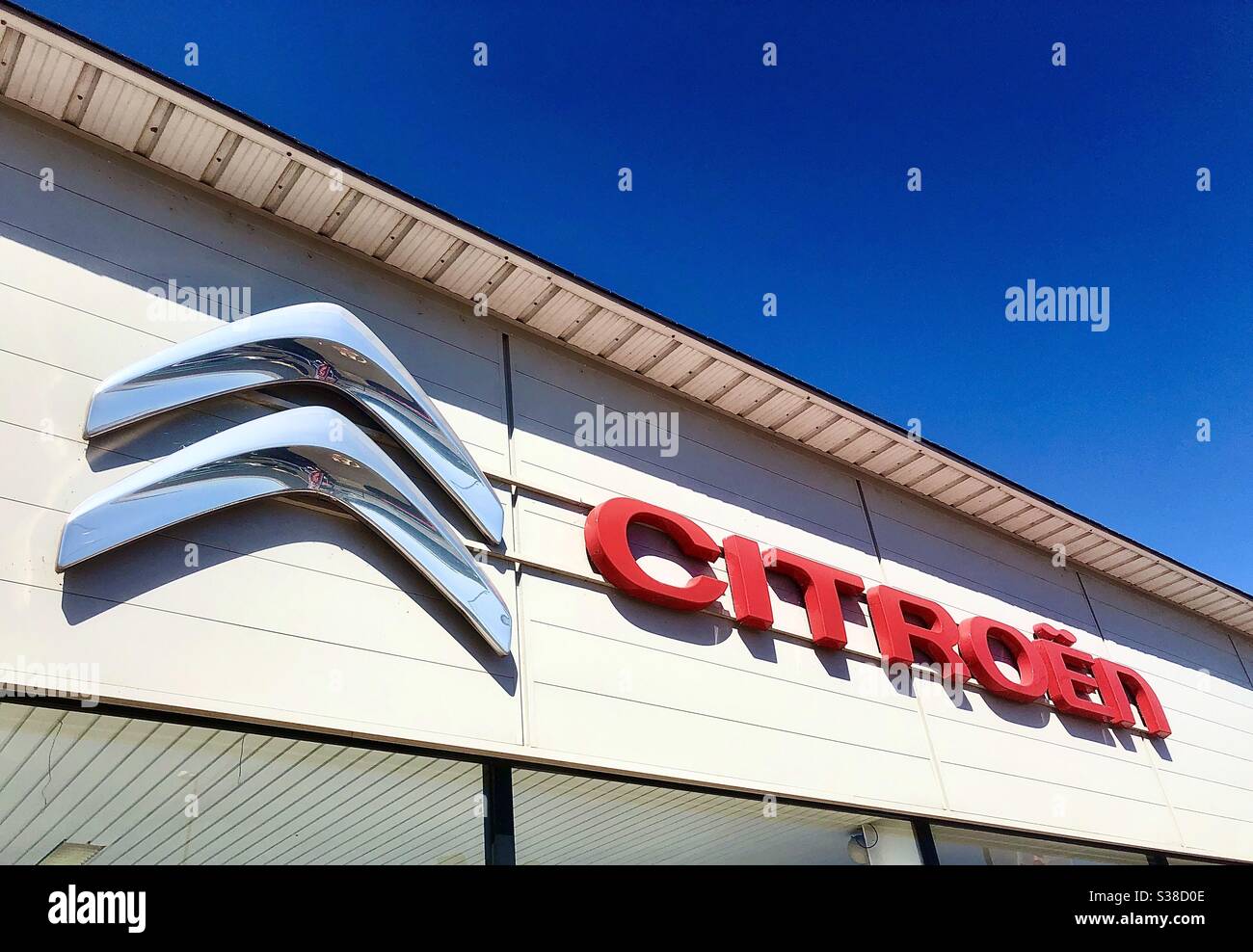 Famoso simbolo "chevrons invertito" e nome Citroen sulla concessionaria e garage francese. Foto Stock