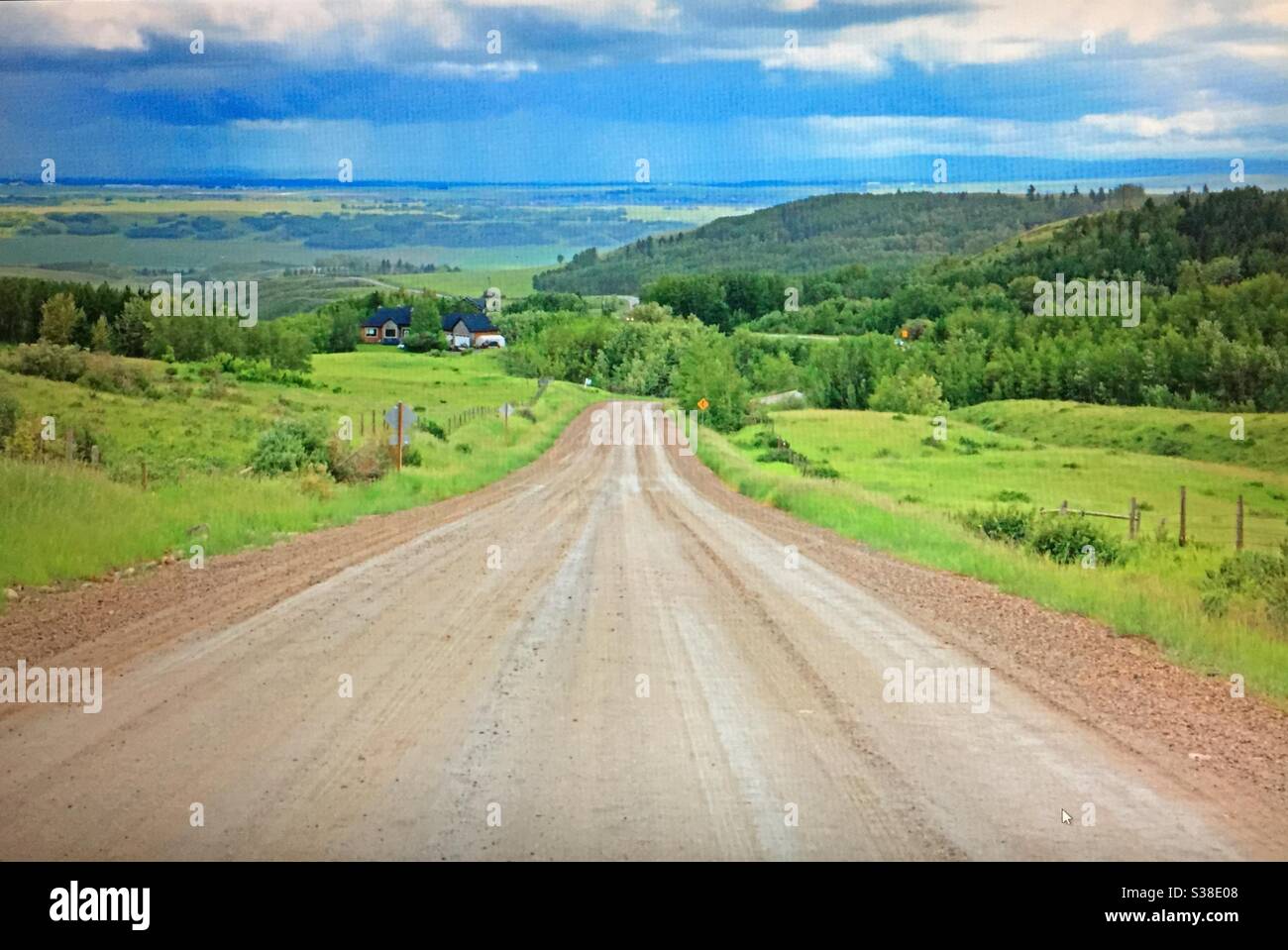 Ghiaia Road, Canada occidentale, ai piedi delle Montagne Rocciose, direzione , viaggio, fuoco, destinazione, Foto Stock