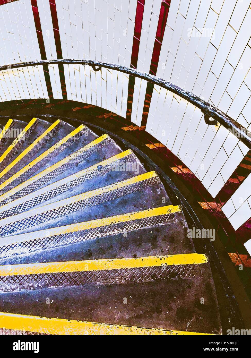 Scala a chiocciola nella stazione della metropolitana di Londra - Immagine stock catturata con smartphone