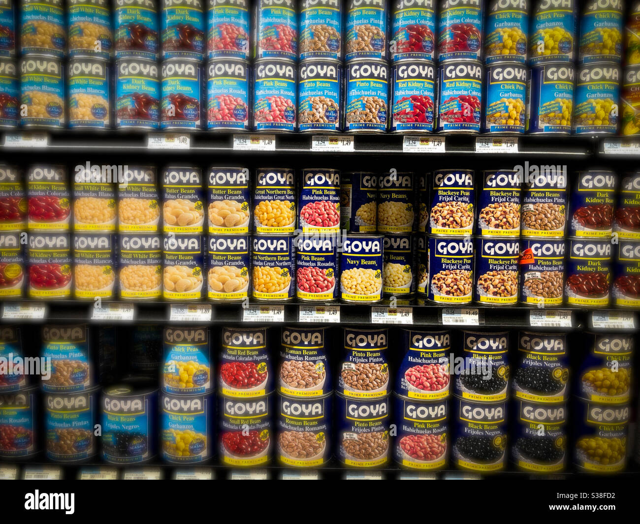 Lattine di prodotti Goya al supermercato Foto Stock