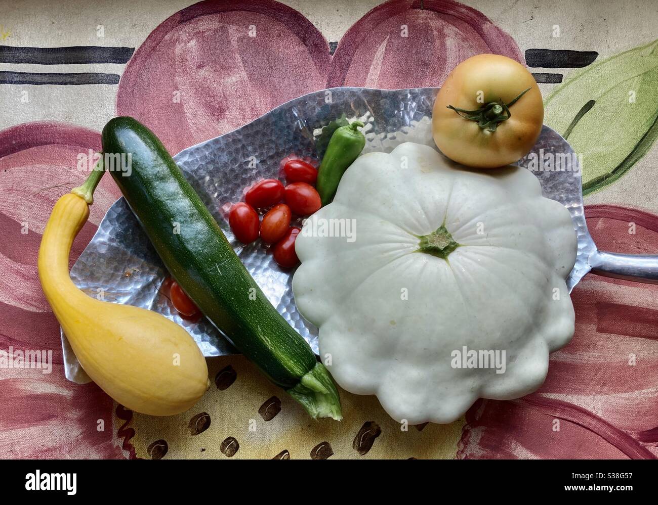 Zucca estiva e pomodori - Immagine stock catturata con smartphone