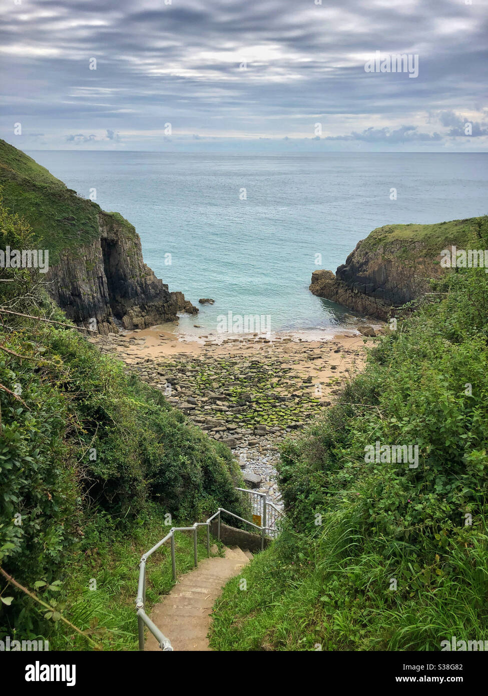 Church Doors spiaggia vicino Tenby, Pembrokeshire, Galles occidentale, luglio. Foto Stock