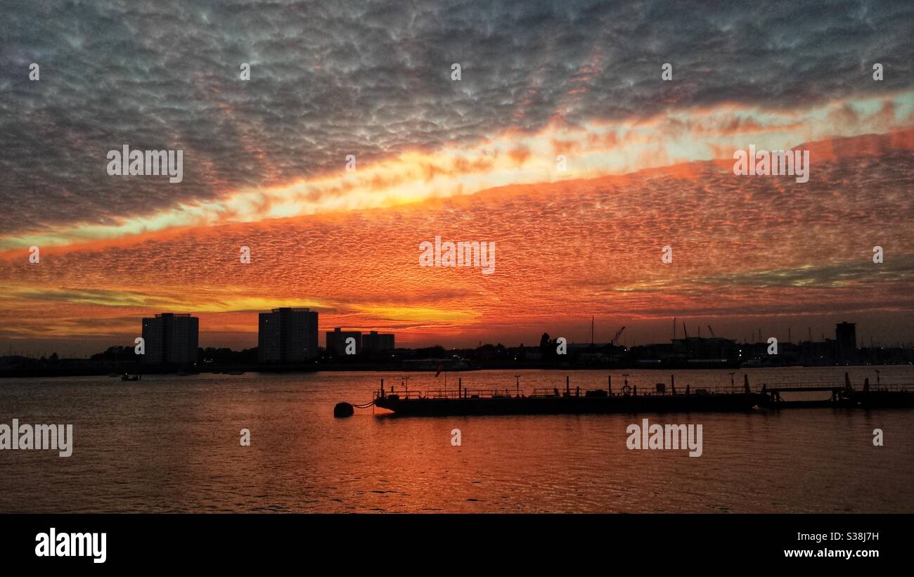 Tramonto a Portsmouth Harbour, Regno Unito. Foto Stock