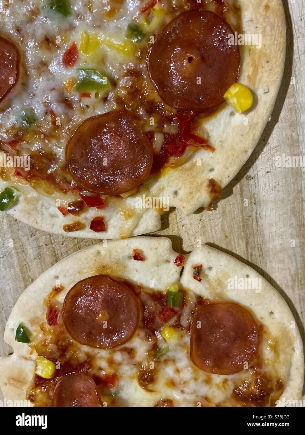 Due pezzi di mini pizza surgelata Foto Stock