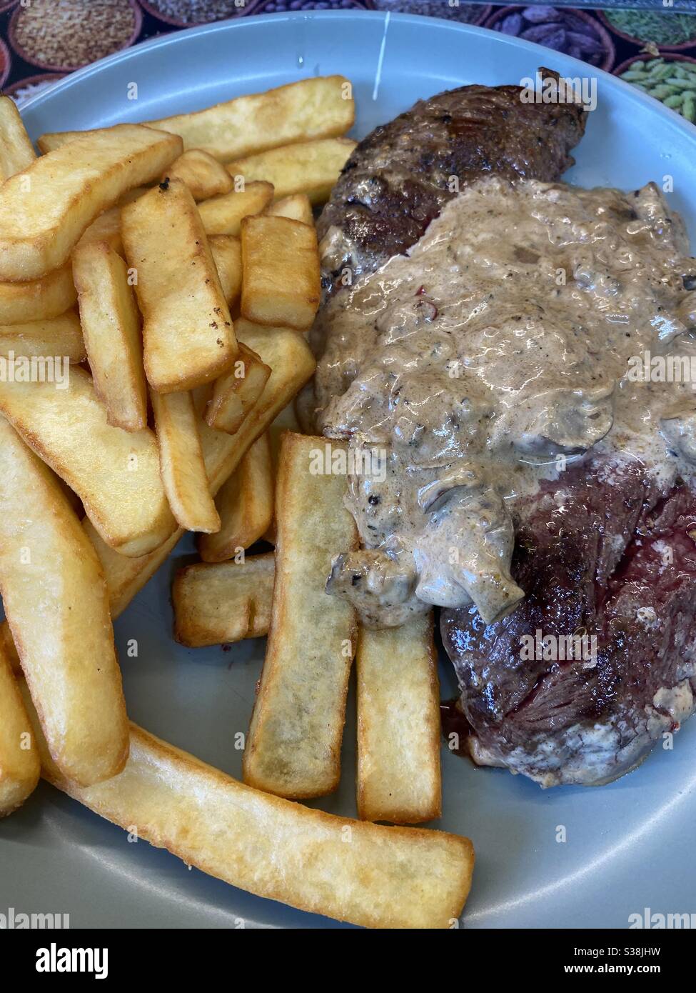 Blood Medium Denver Steak, Vermouth Diane Sauce e Steak Cut Fries - Immagine stock catturata con smartphone