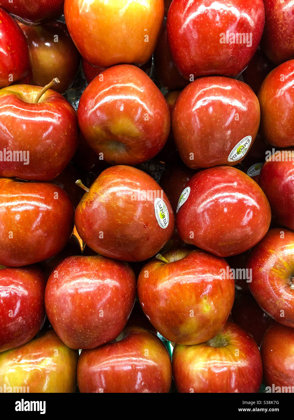 Mele rosse lucenti in vendita in un negozio. Foto Stock