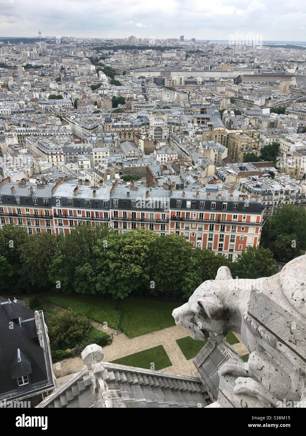 Vista su Parigi da un gargoyle sul sacro corso Foto Stock