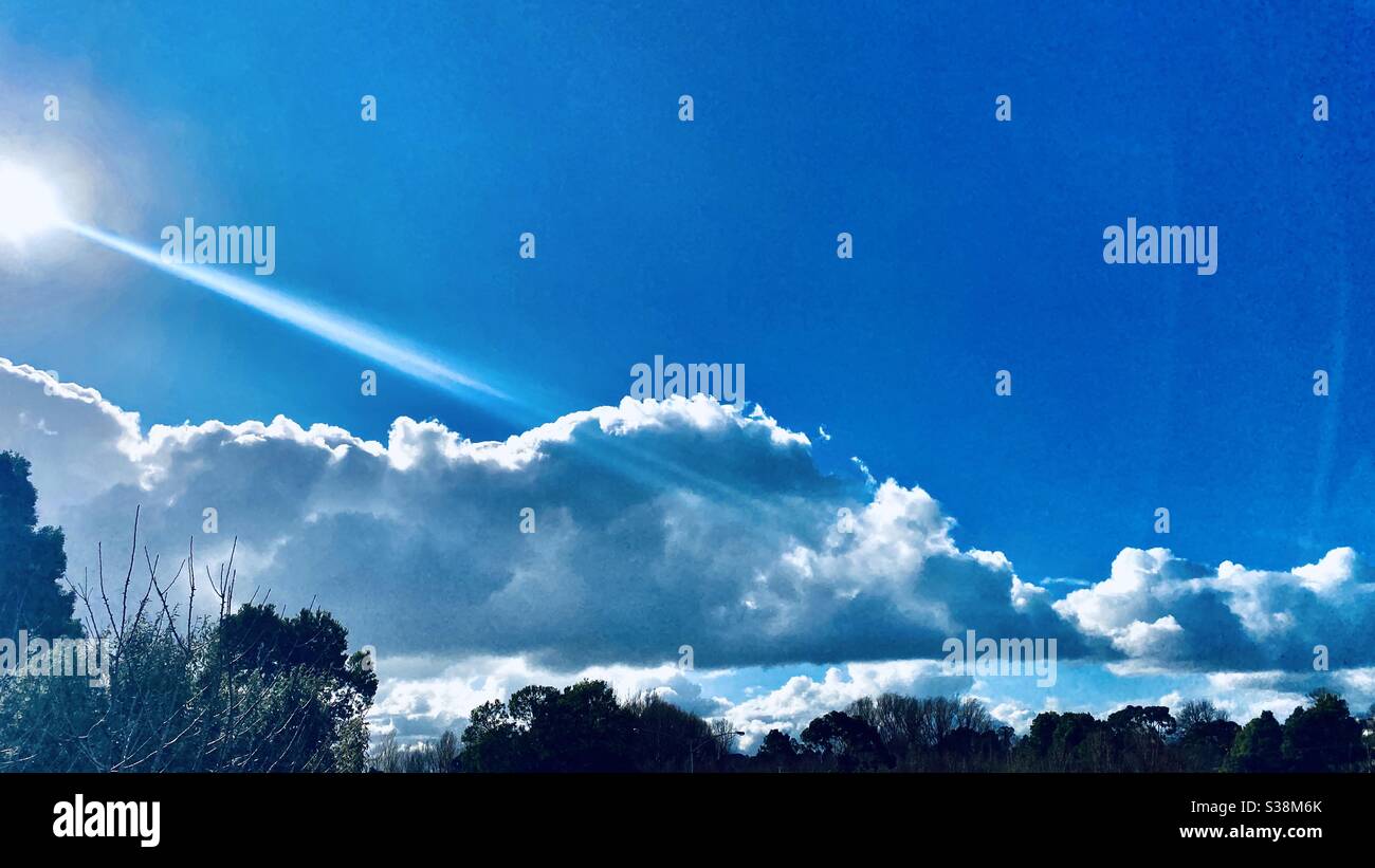 Raggi solari come un fenomeno naturale insolito Foto Stock