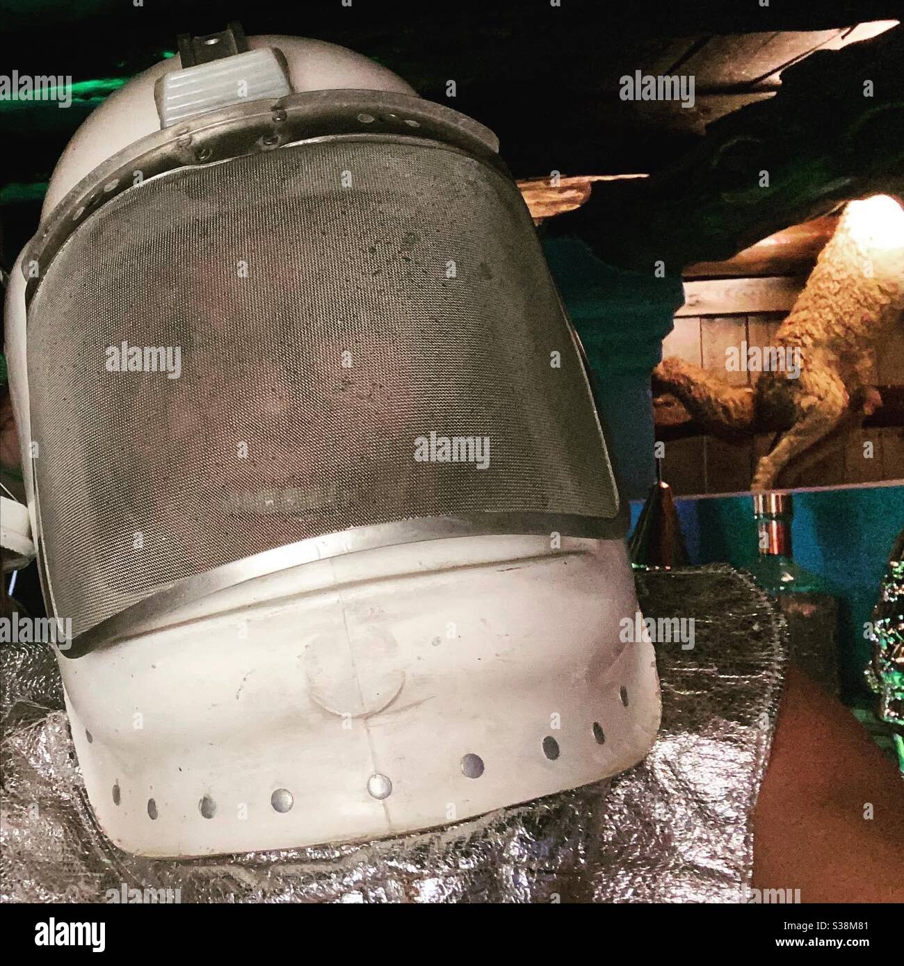 Donna in una maschera spaziale a Pikes Ibiza - Immagine stock catturata con smartphone