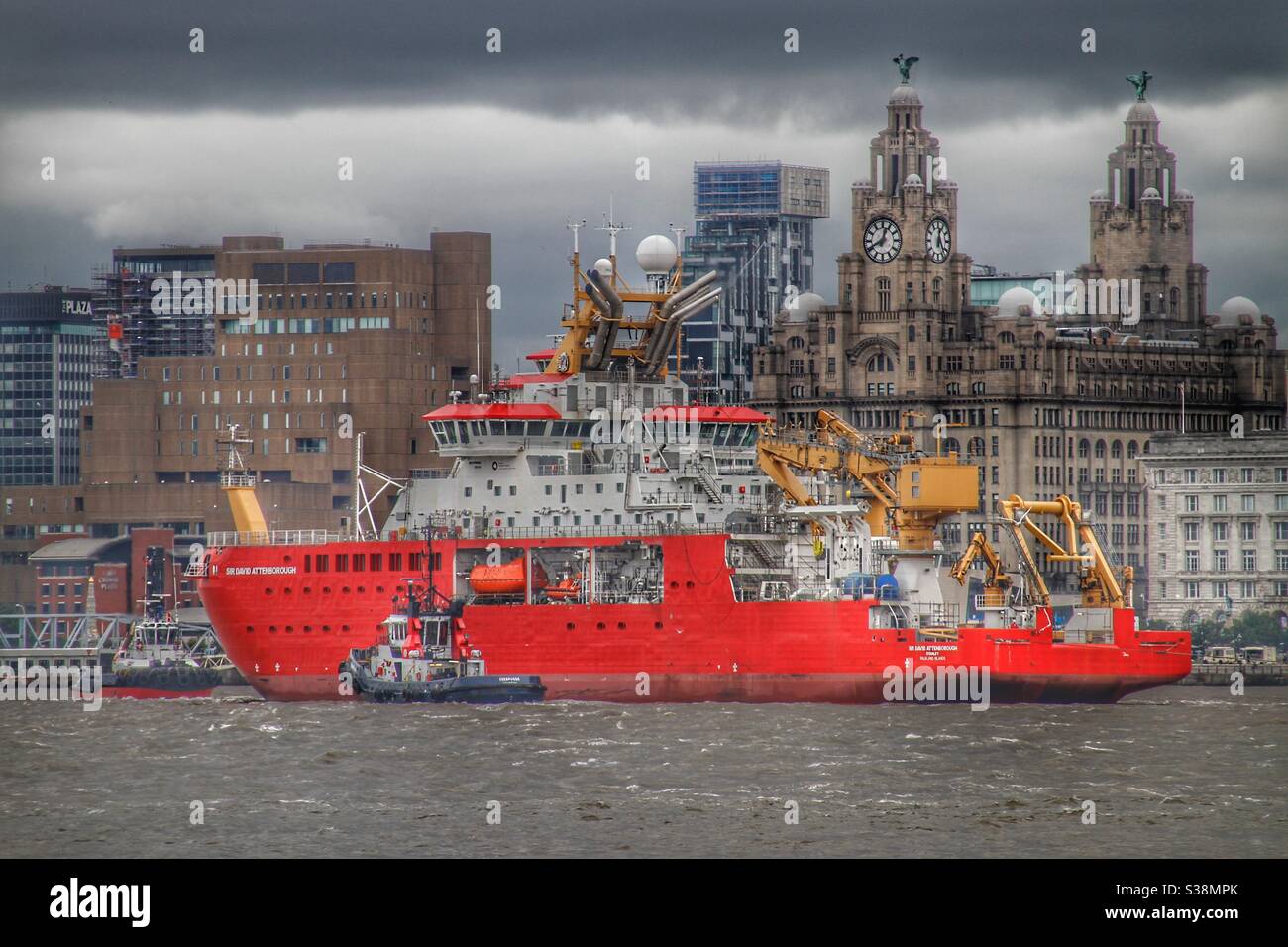 RRS Sir David Attendborough attraversa il fiume Mersey per la prima ora - Immagine stock catturata con smartphone