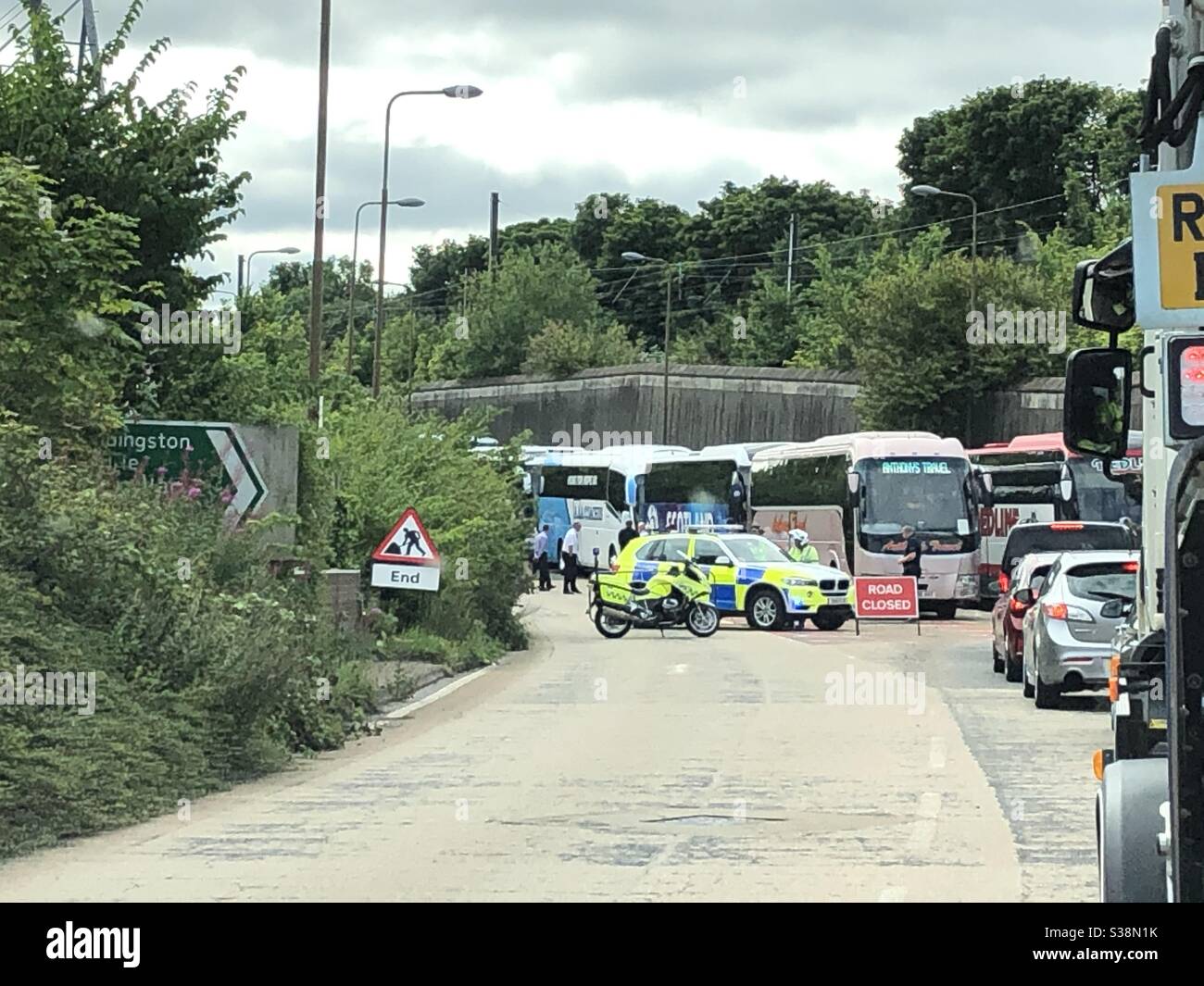 Lunga coda di traffico causata da Sir Harry Lauder Road trasformato in un parcheggio per pullman per #honkforhope durante la pandemia Covid, Edimburgo, Scozia, Regno Unito - Immagine stock catturata con smartphone
