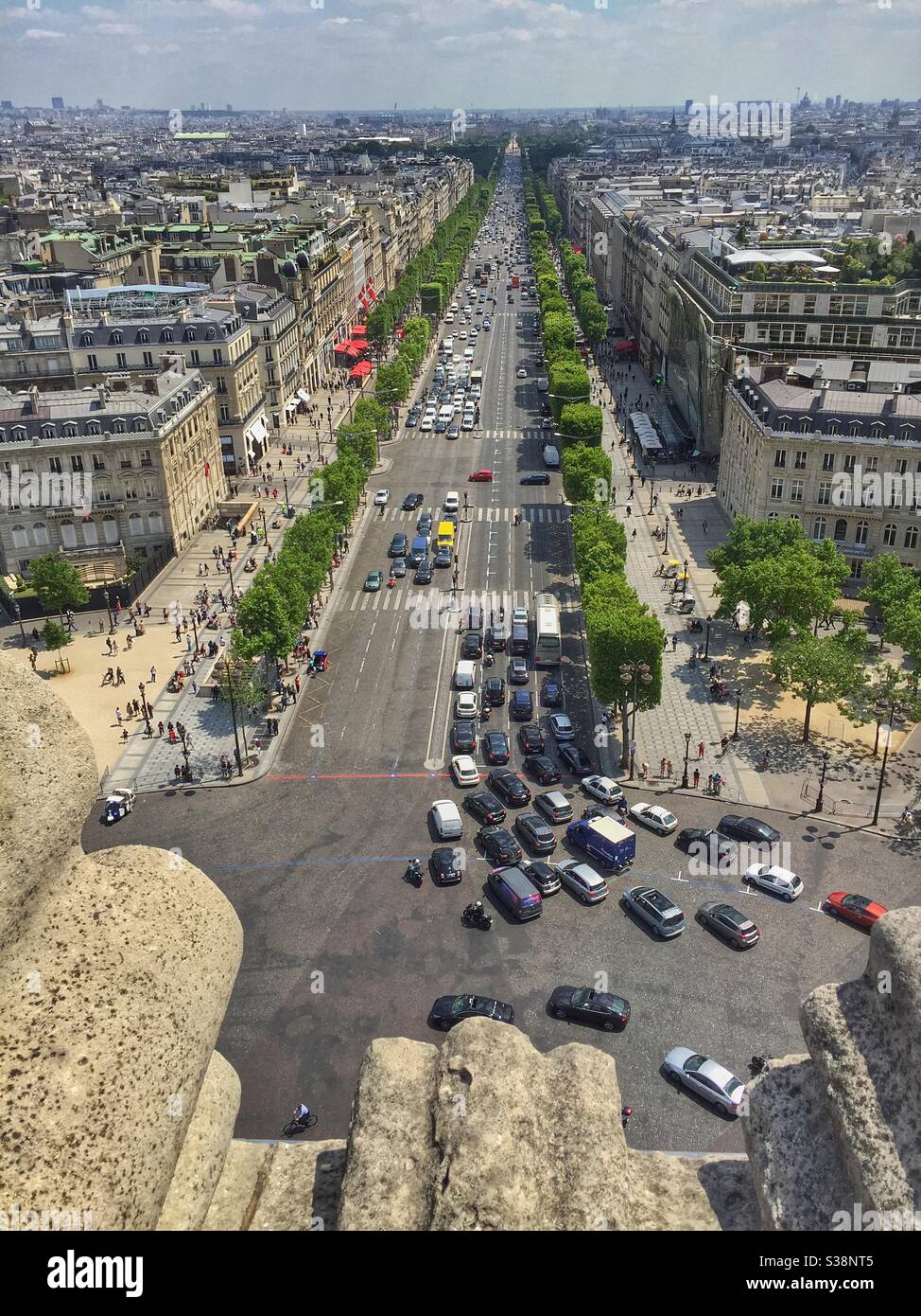 Vista dall'alto dell'Arco di Trionfo a Parigi, in Francia, in una giornata estiva Foto Stock