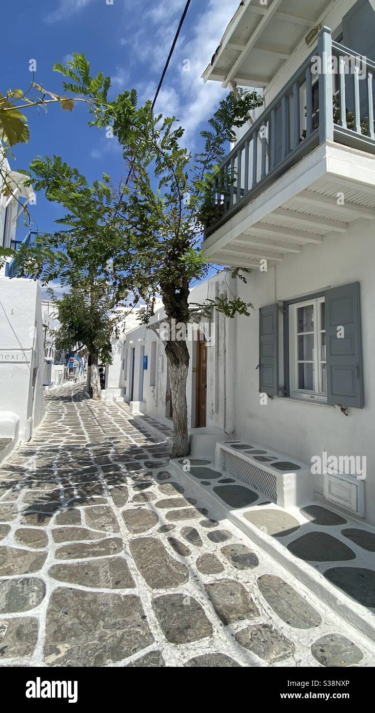 Una strada del mercato nel centro storico di Mykonos, Grecia. Foto Stock