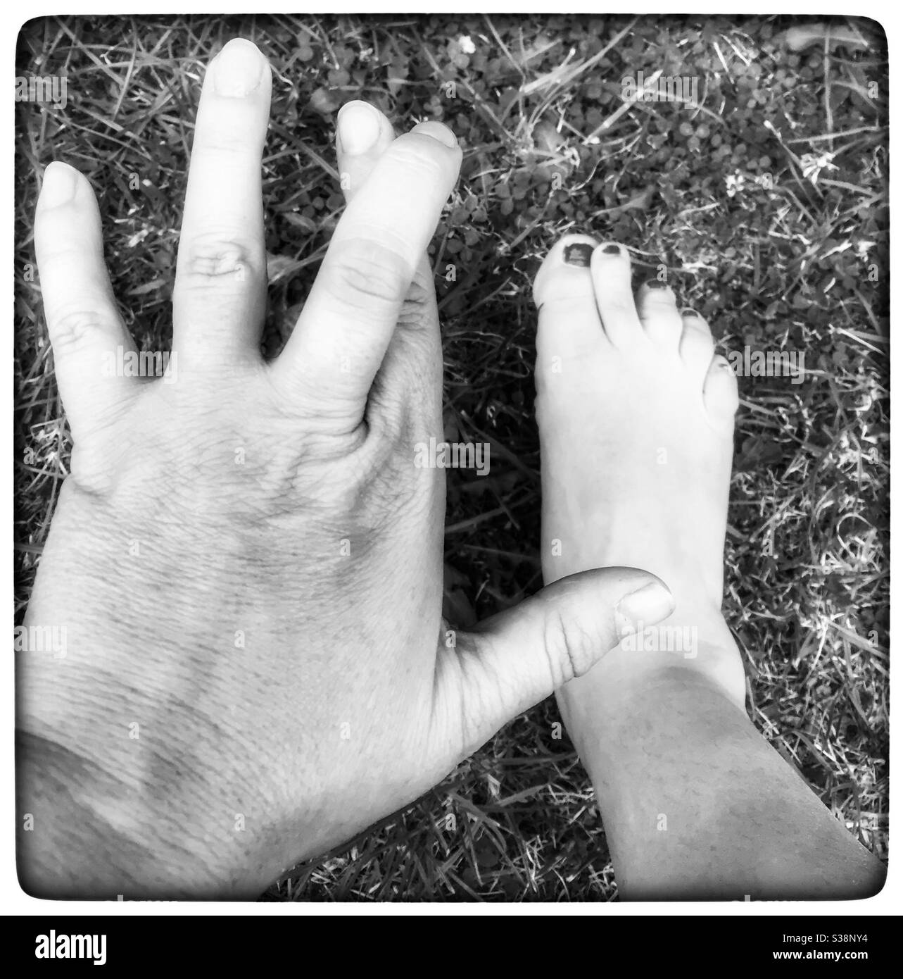 Tenendo le dita e i piedi incrociati dicendo Foto Stock