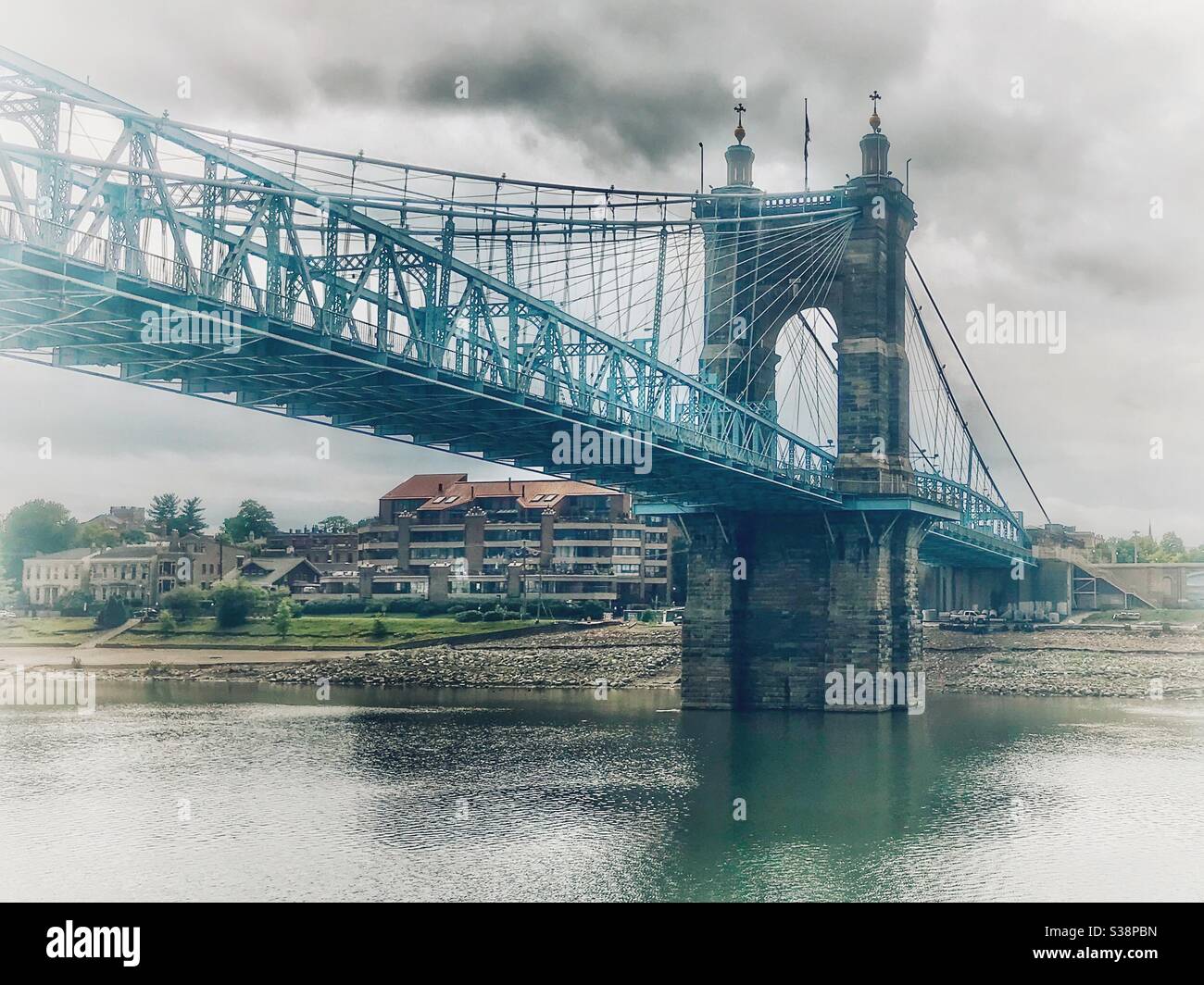 Il ponte Cincinnati-Covington è sospeso sul fiume Ohio durante il giorno estivo Foto Stock