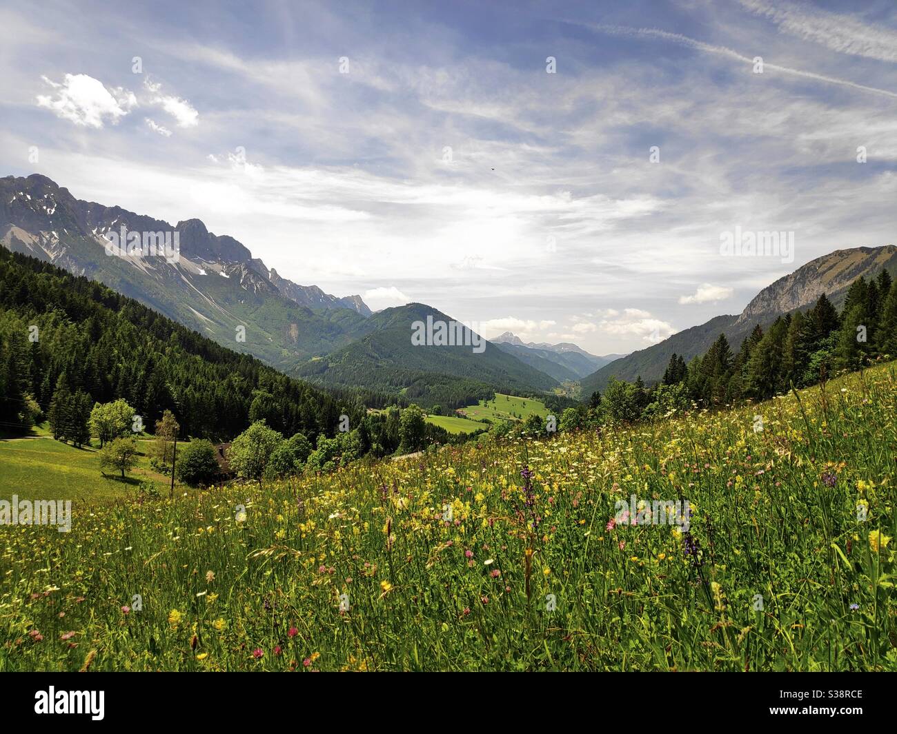 Una splendida vista sulle Alpi austriache vicino a Klagenfurt - Immagine stock catturata con smartphone