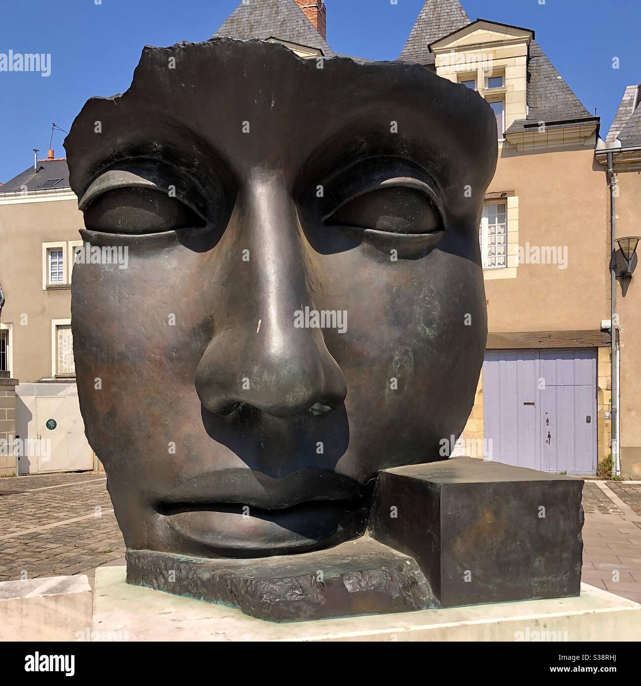 Cast scultura in bronzo di "per Adriano" di Igor Mitoraj in Place Saint-Éloi, Angers, Maine-et-Loire, Francia. Foto Stock