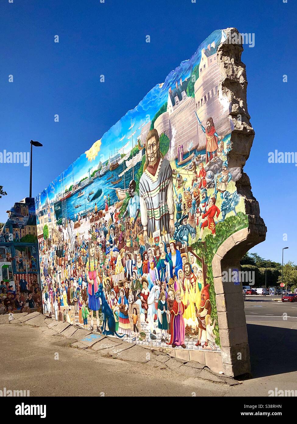 La restaurata arte di strada "la Fresque des Géants" raffigurante più di 200 persone di rilievo nella Madeleine, Nantes, Loira Atlantica, Francia. - Immagine stock catturata con smartphone