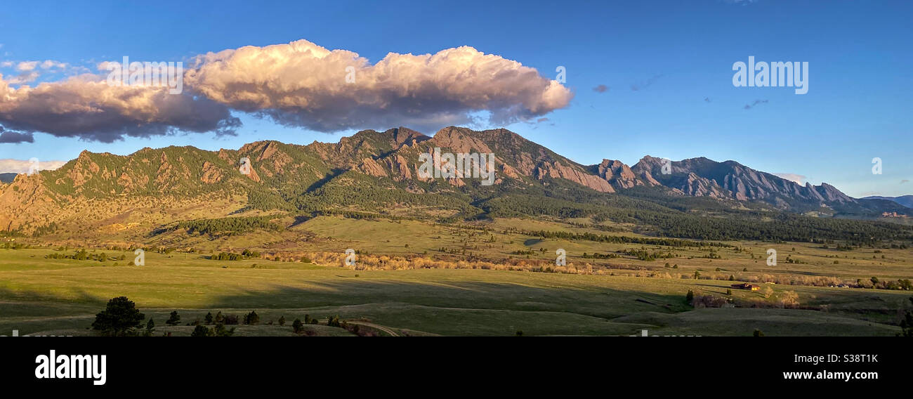 Vista panoramica dei Flatirons all'alba in primavera vicino a Boulder, Colorado Foto Stock