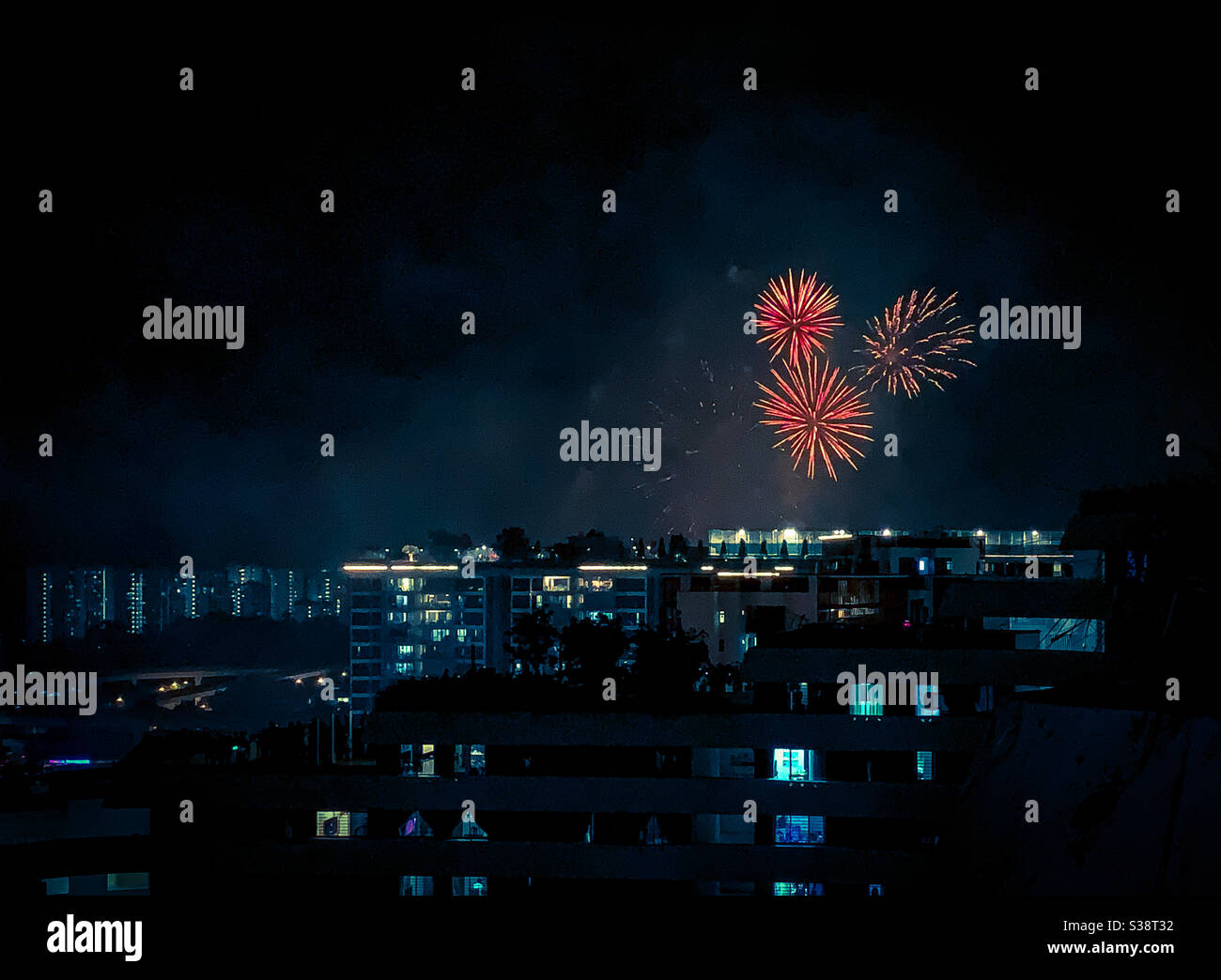 Spettacolo di fuochi d'artificio del giorno nazionale di Singapore nel quartiere residenziale. Foto Stock