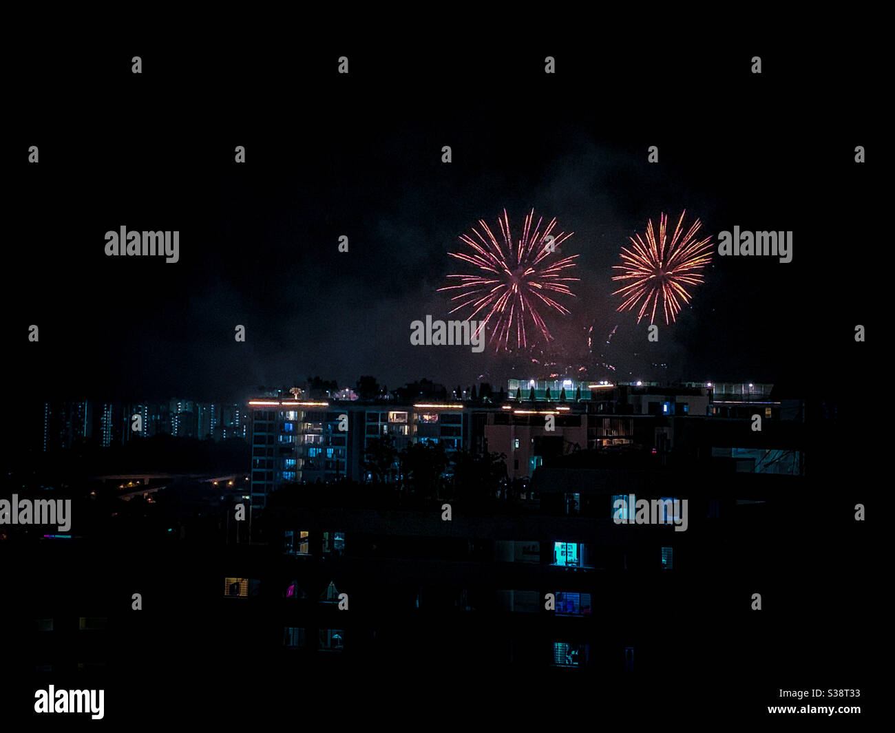 I fuochi d’artificio nazionali di Singapore nel cuore dell’area residenziale. Foto Stock