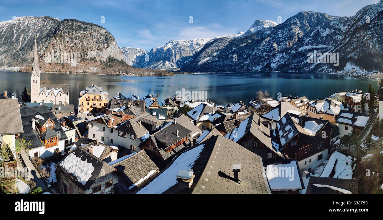 Vista panoramica di una città molto turistica Hallstatt in Austria Foto Stock
