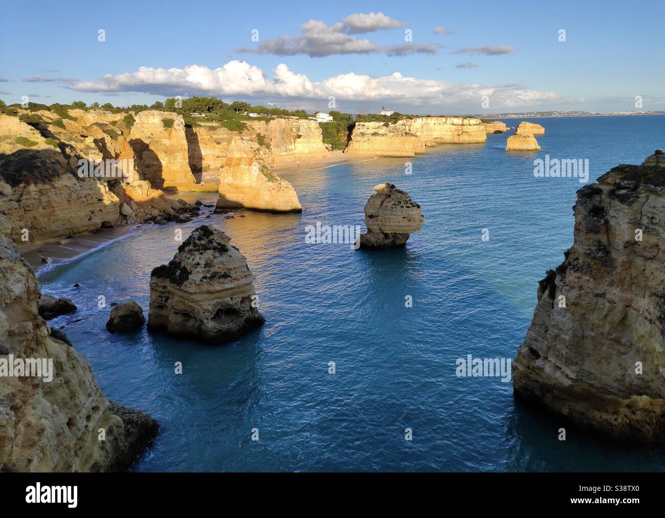 Algarve è ben noto in Portogallo per le sue spiagge e. scogliere - Immagine stock catturata con smartphone