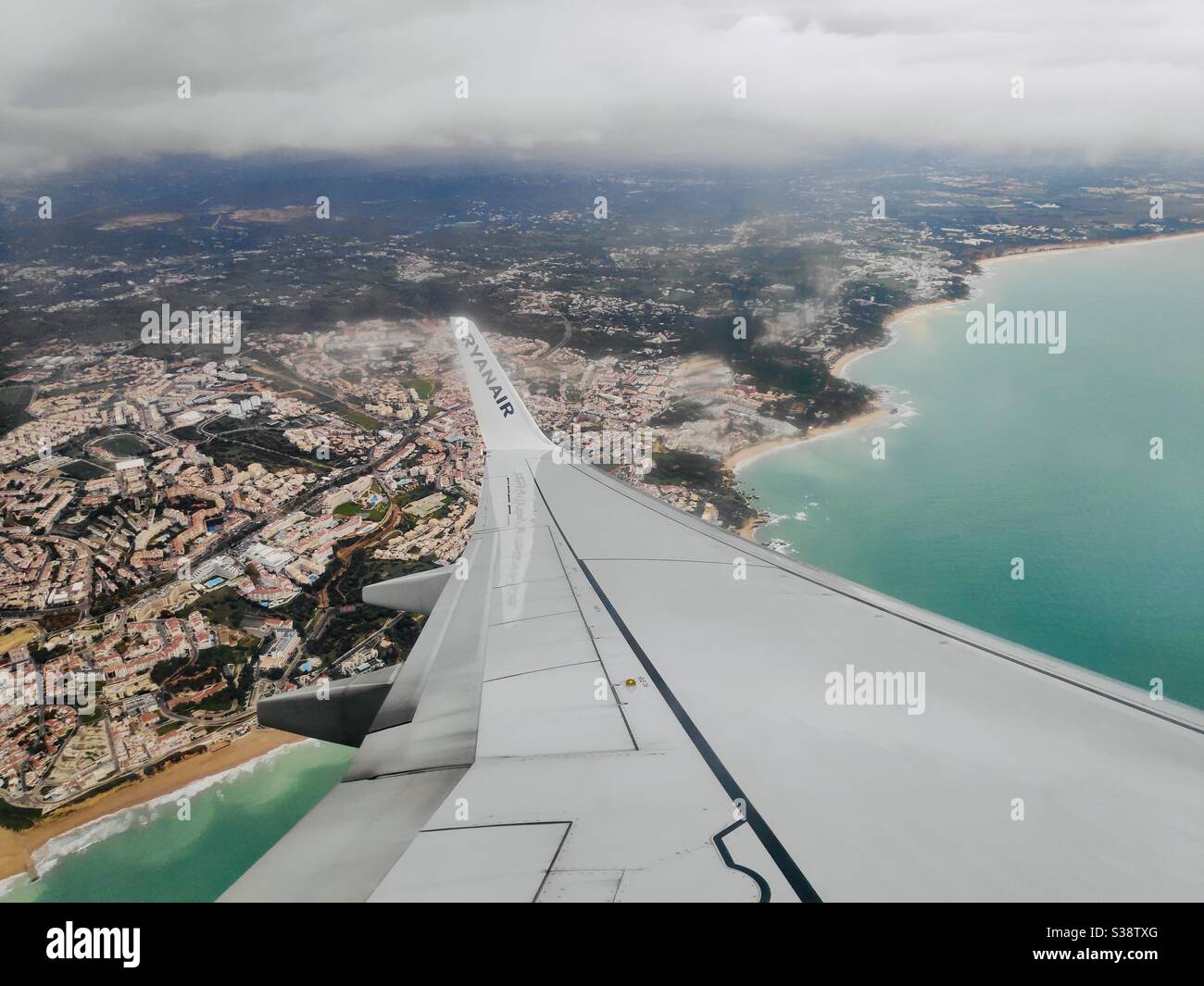 Vista della costa meridionale del Portogallo dalla finestra dell'aereo Foto Stock