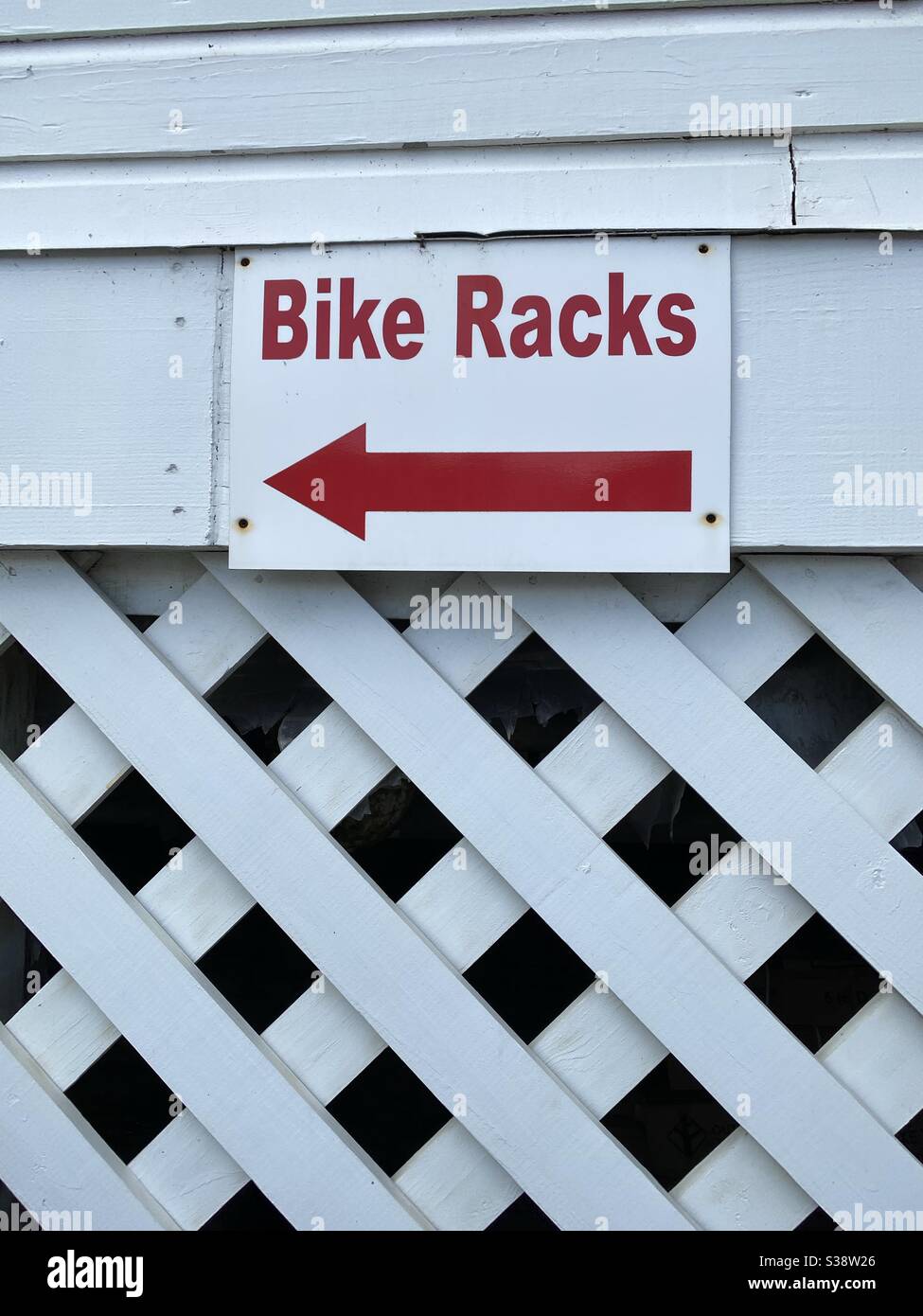 Bike Racks segno su sfondo bianco reticolo - Immagine stock catturata con smartphone