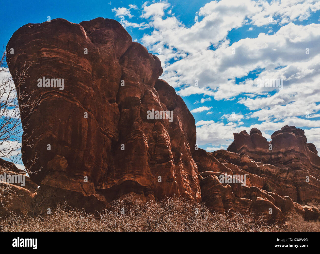 Rocce rosse che si innalzano in un bel cielo invernale non Red Rocks Park and Amphitheatre, Morrison, Colorado. Foto Stock