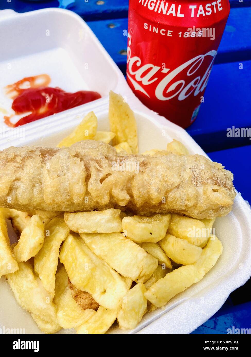 Salsicce, patatine e Coca Cola Foto Stock